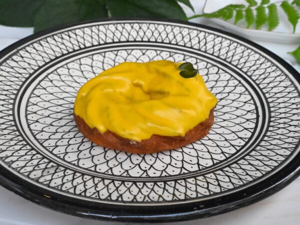 フレンチクルーラーかぼちゃ(手に持った状態)