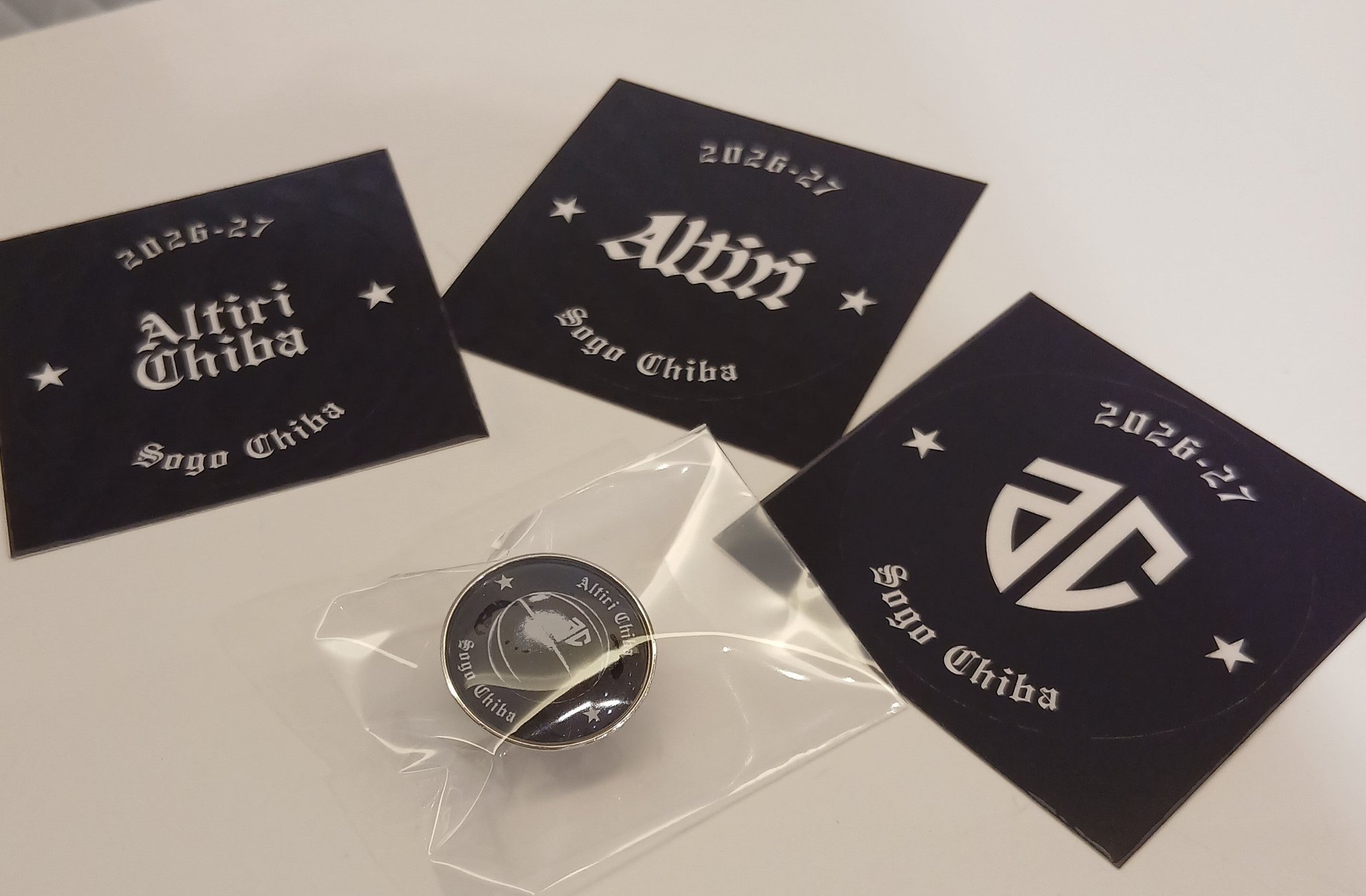アルティーリ千葉×そごう千葉店 コラボグッズのピンバッジとカード