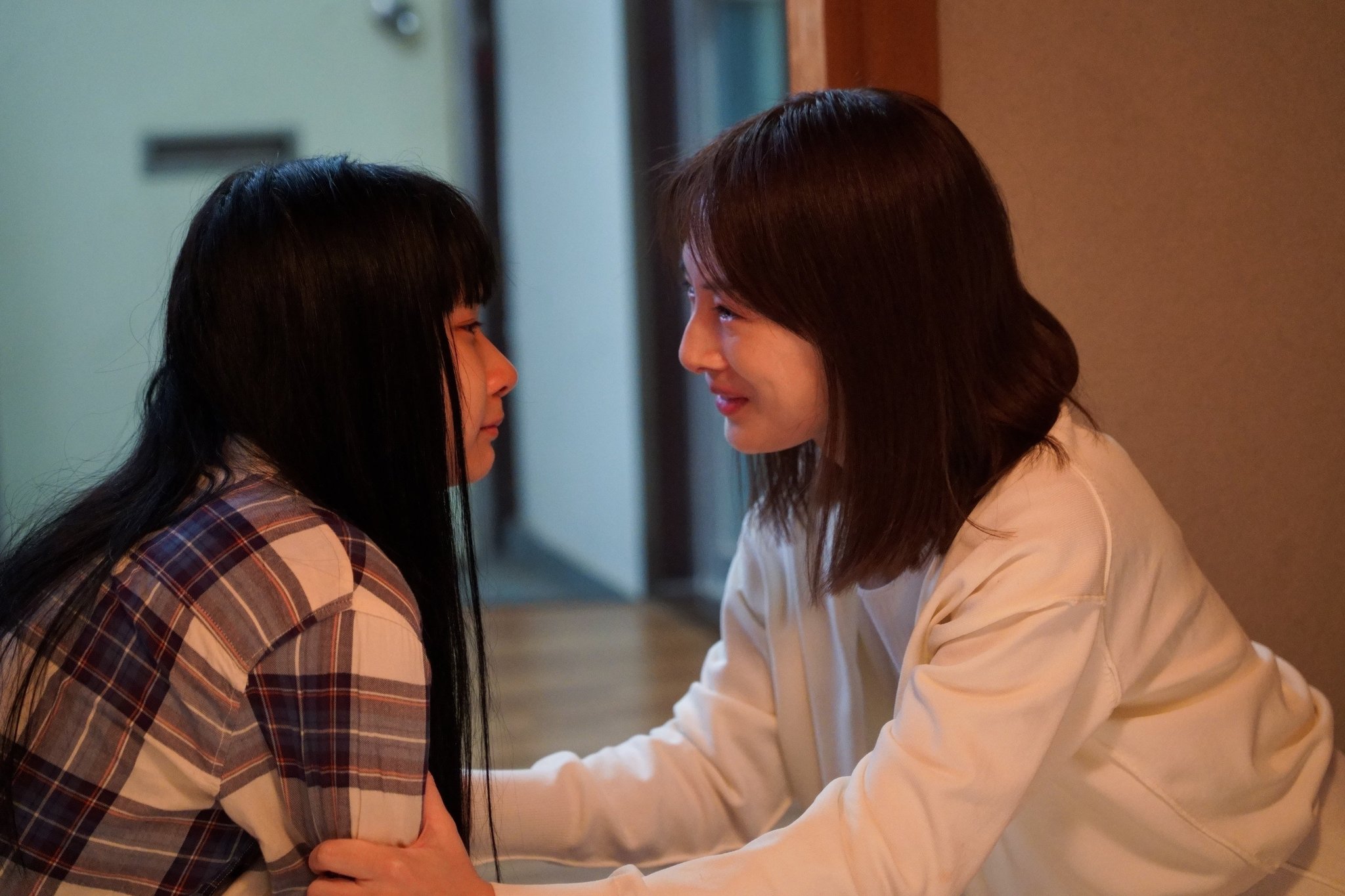 真唯子と章子が向き合う場面