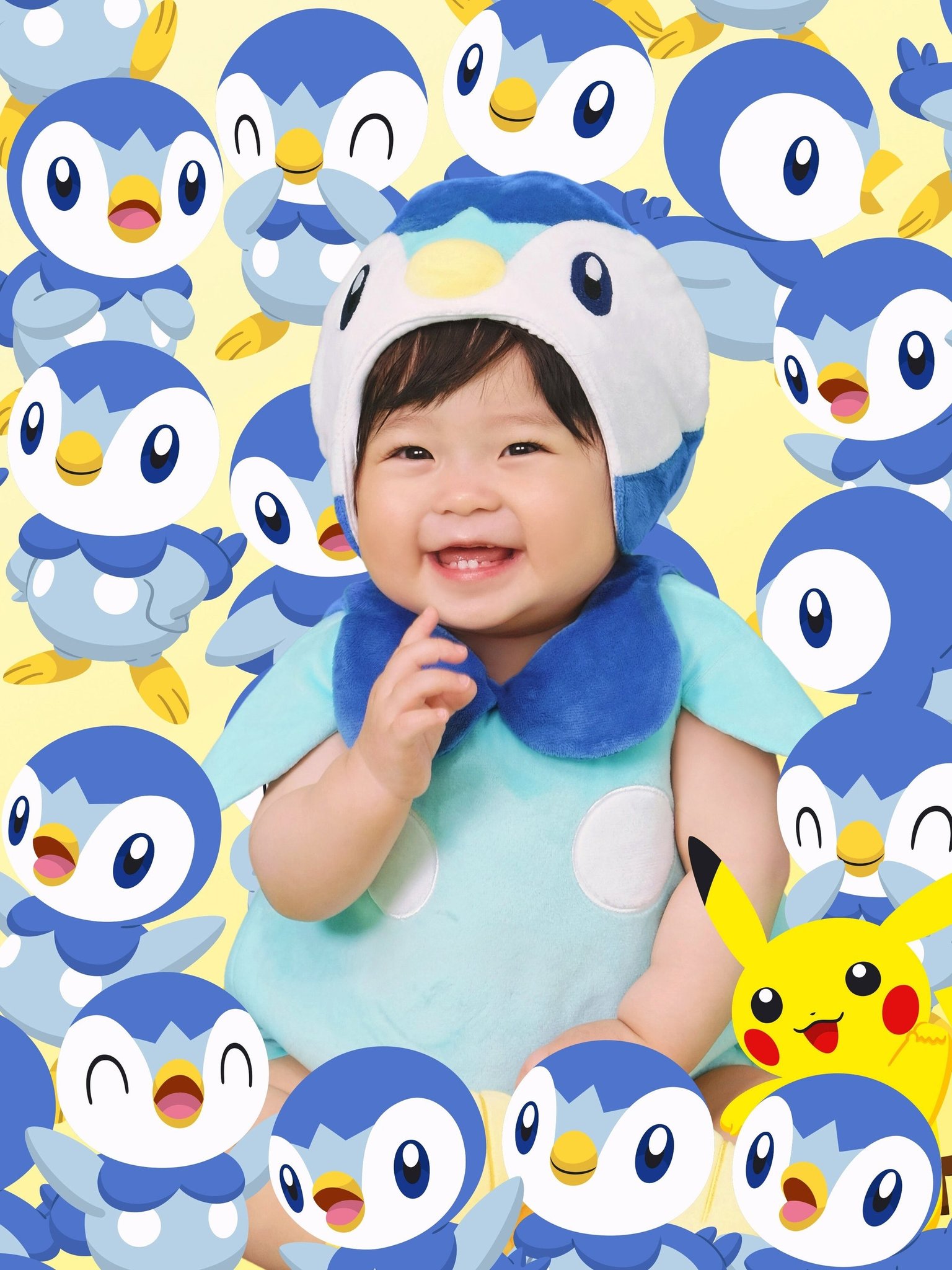 ポッチャマの着ぐるみを着た赤ちゃんとポッチャマ柄の背景
