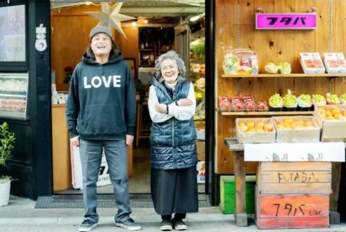 フタバフルーツの店先に立つ店主2名