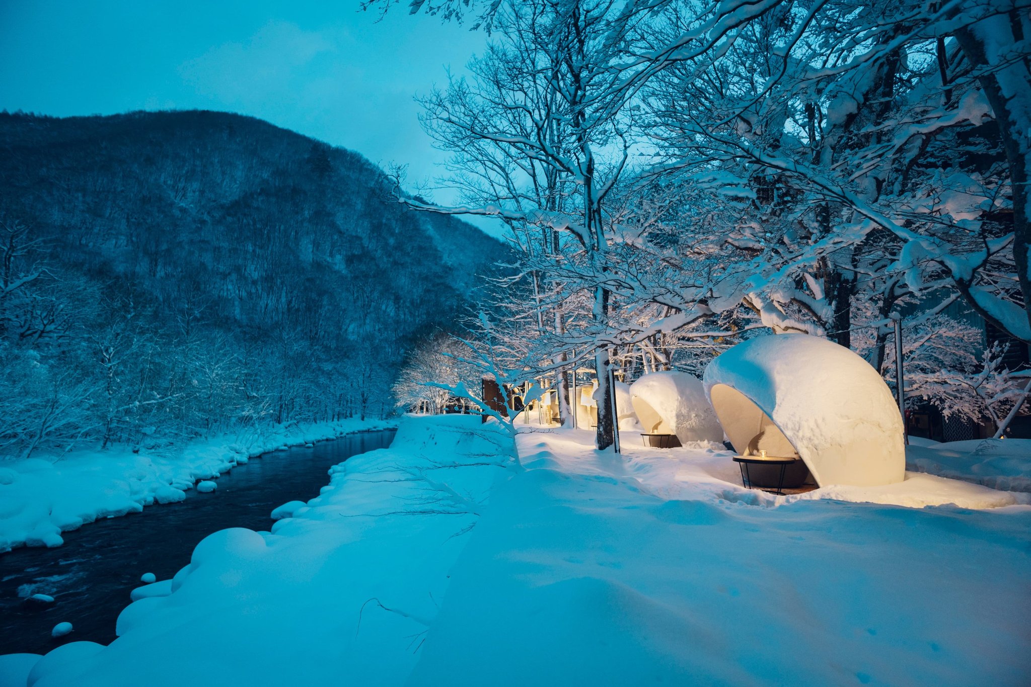 渓流テラス 雪景色と暖かなドームの灯り
