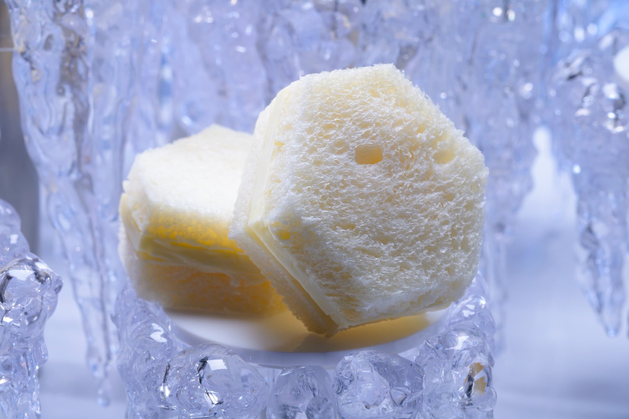 氷晶のサンドイッチ 白い層のパンとチーズ