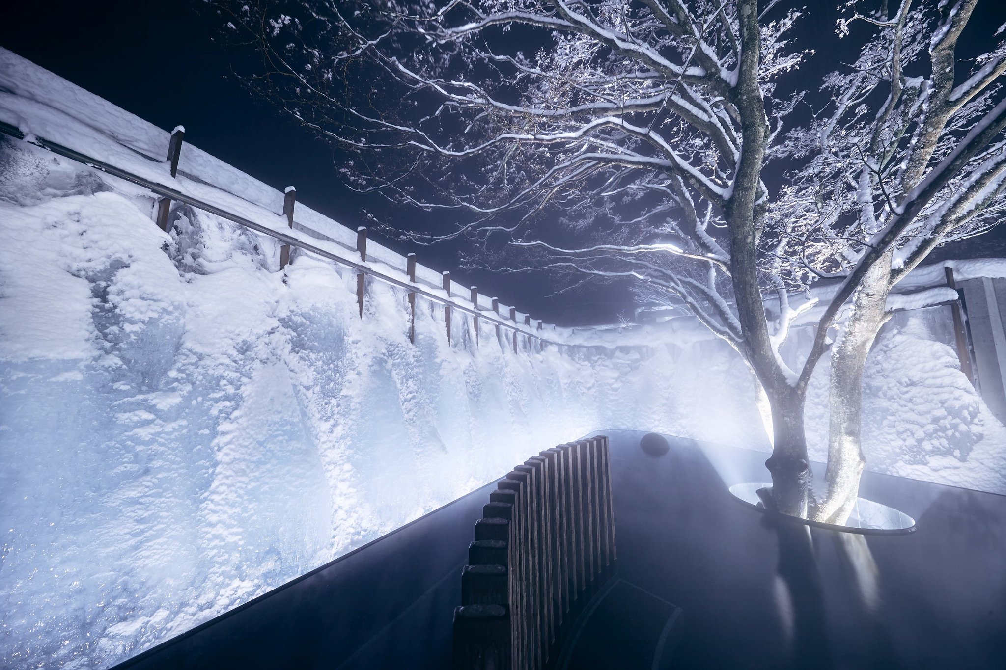 氷瀑ライトアップツアー 雪の屋外テラスの夜景