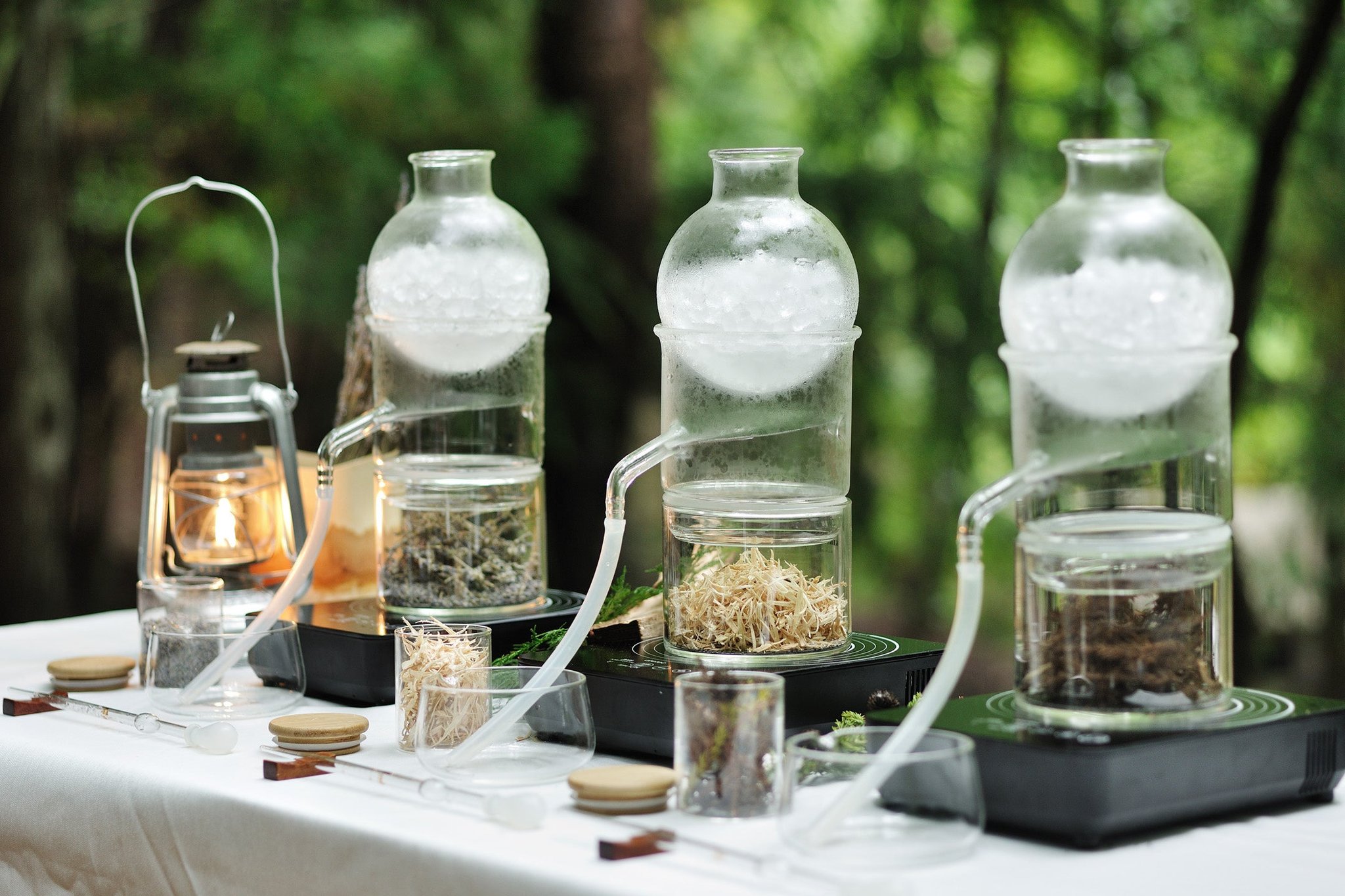 星のや富士「薫る森の蒸留」の器具