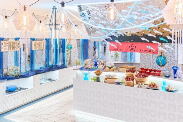 特徴１ 海やイカのモチーフで彩られた、活気ある朝食会場 / 海の中をイメージしたライブキッチン