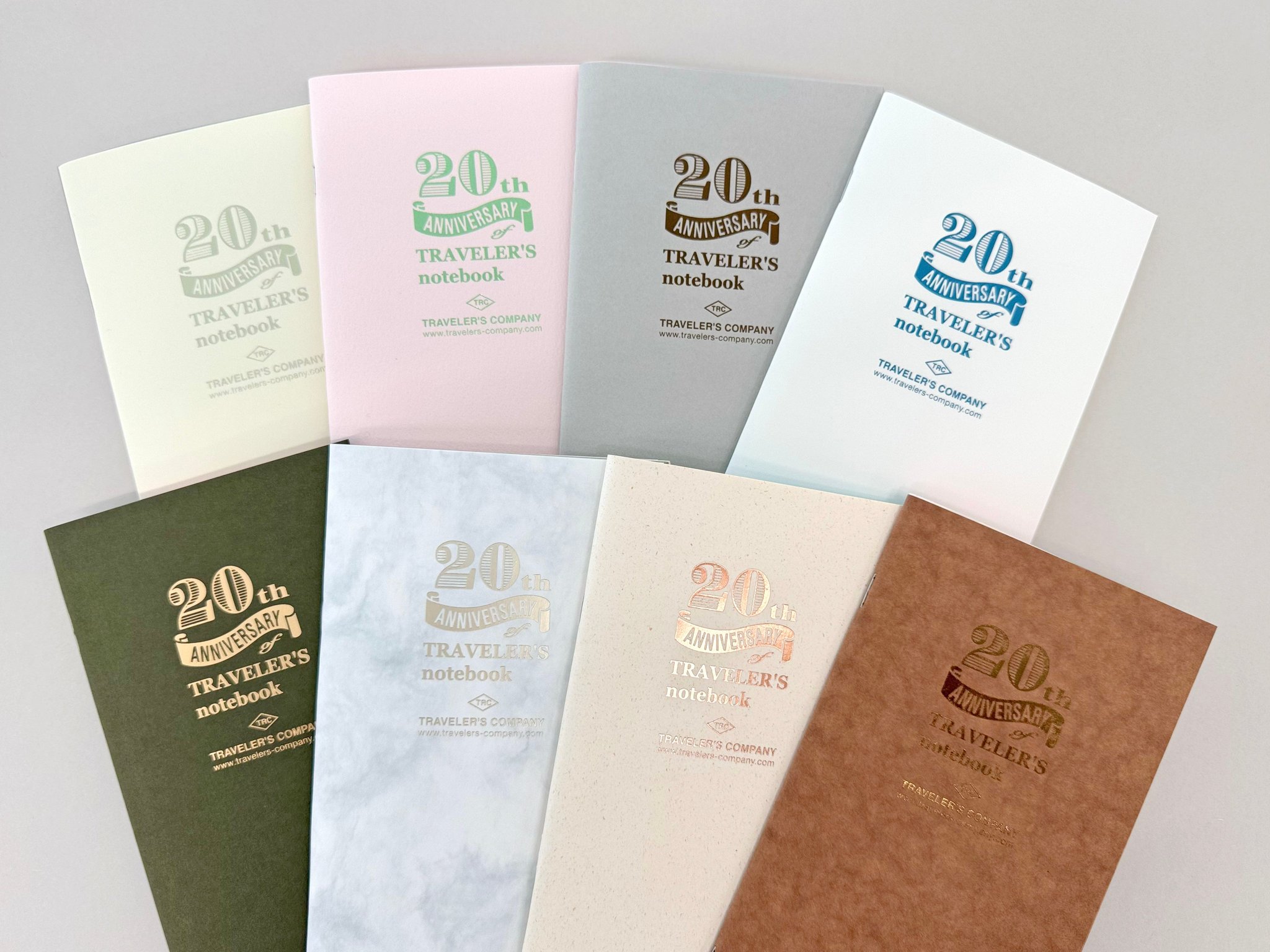 特徴1 約40種類から好きな紙を選んで自分だけの1冊を作る「DIY TRAVELER'S notebook!」 / オリジナルのロゴが箔押しされた表紙