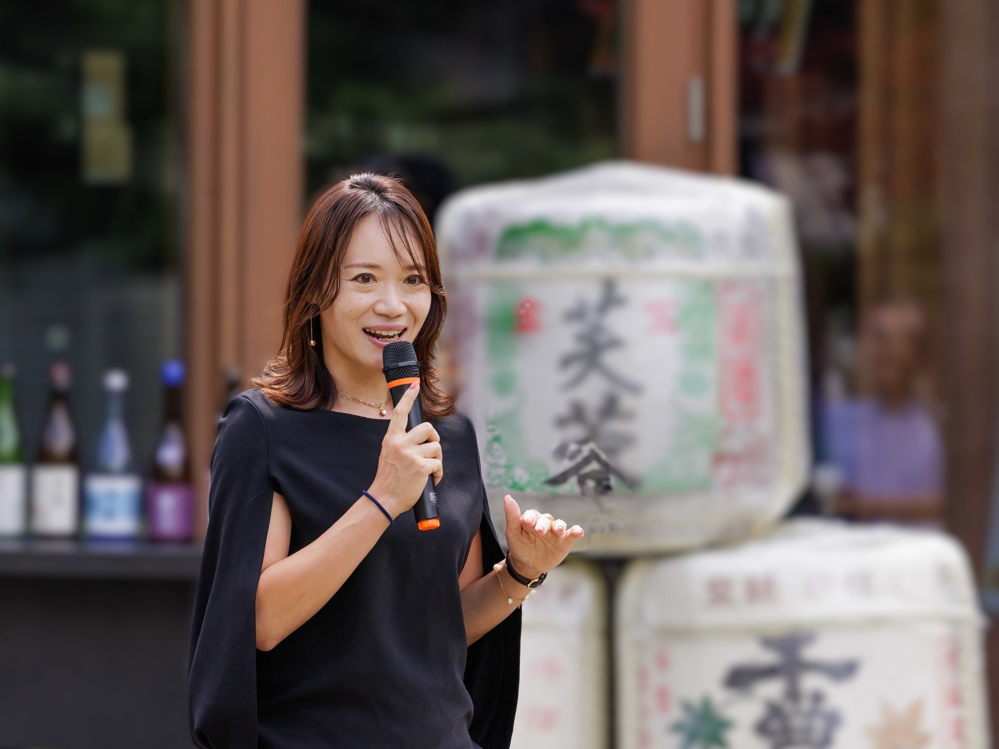マイクを持つ信州の酒PR大使 由井志織さん