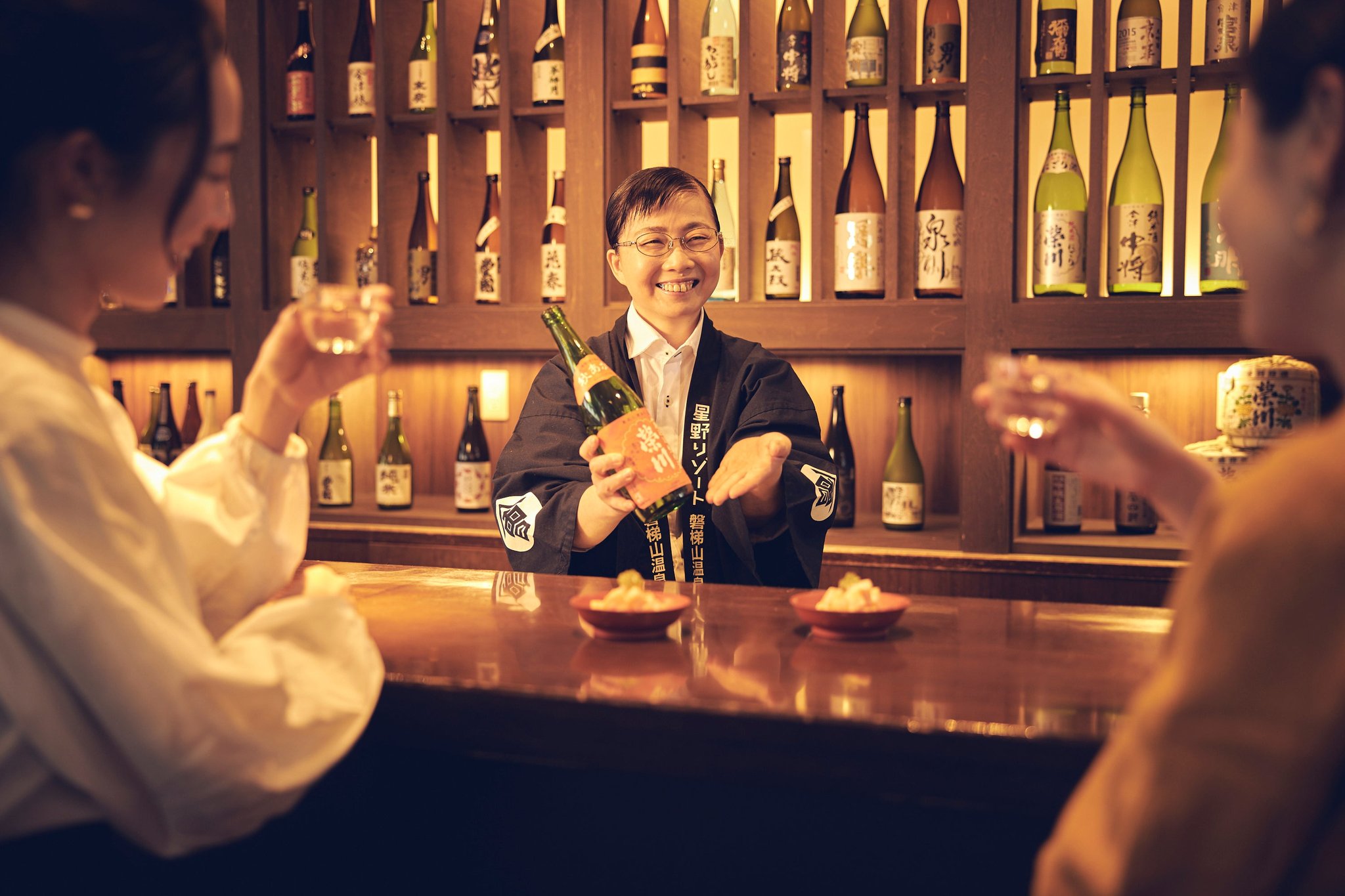 スタッフが日本酒をレクチャーする様子