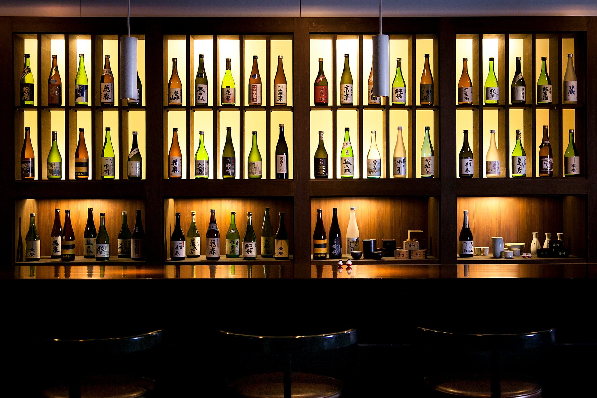 会津SAKE Barに並ぶ日本酒瓶の棚