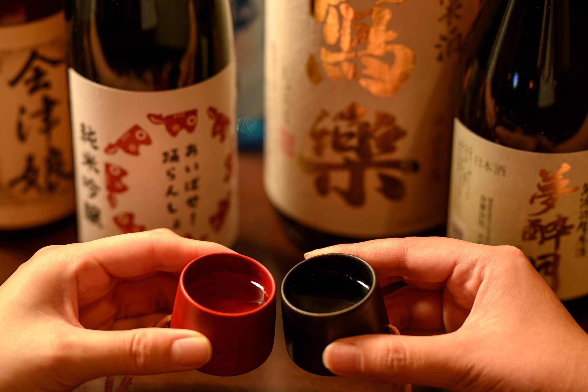 会津漆器のお猪口で地酒に乾杯する様子