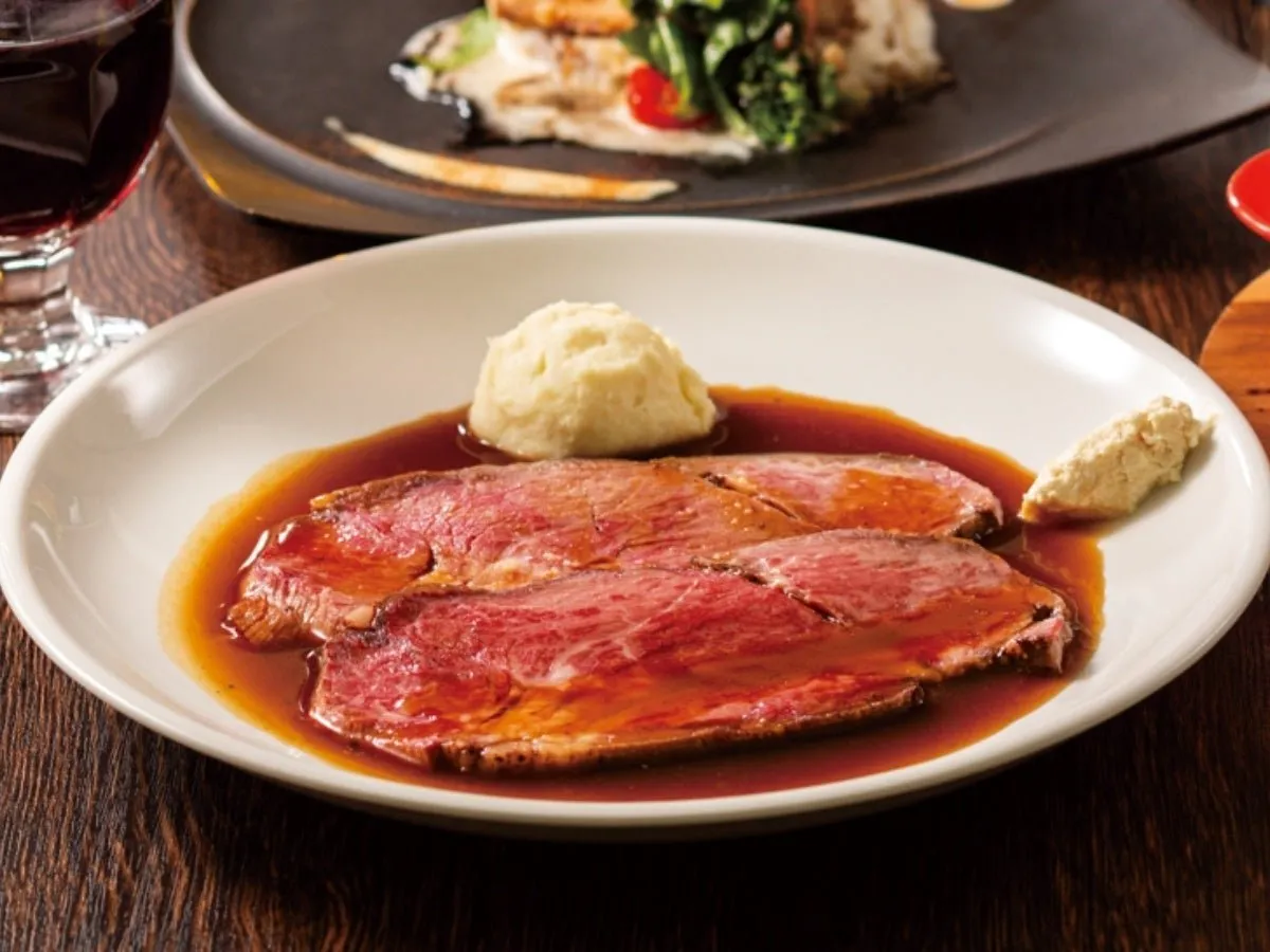 低温焼成やわらかローストビーフと赤ワインソース