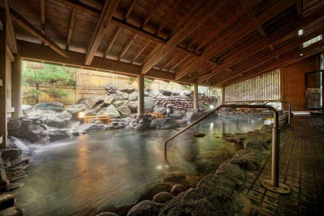 玉川温泉の湯船