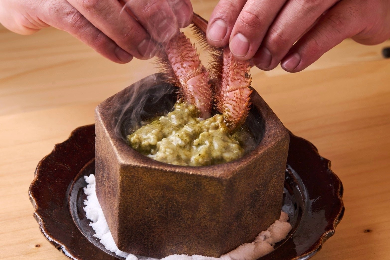 カニ味噌の甲羅焼きと脚