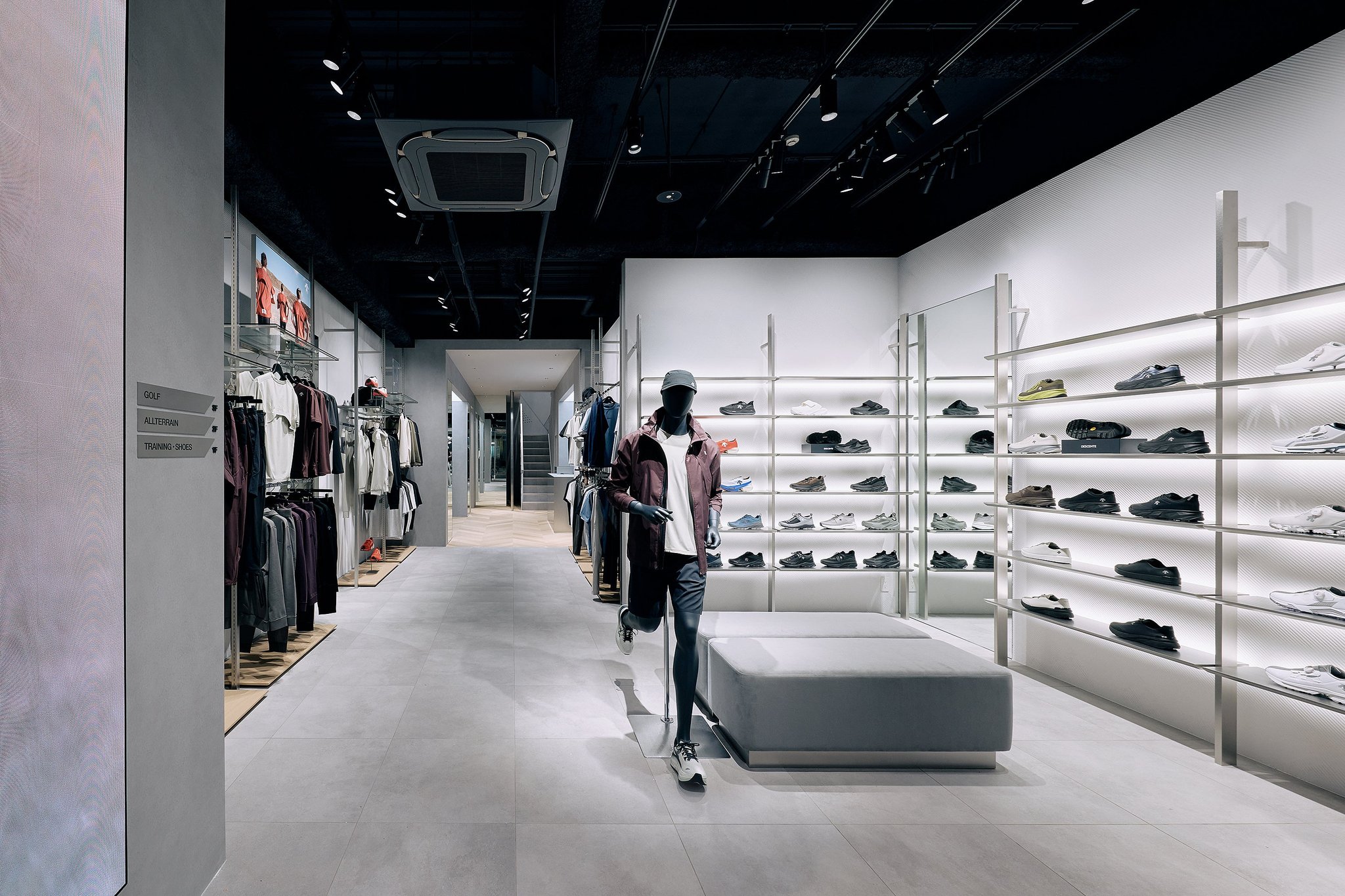「DESCENTE GINZA」1階フットウェア売場