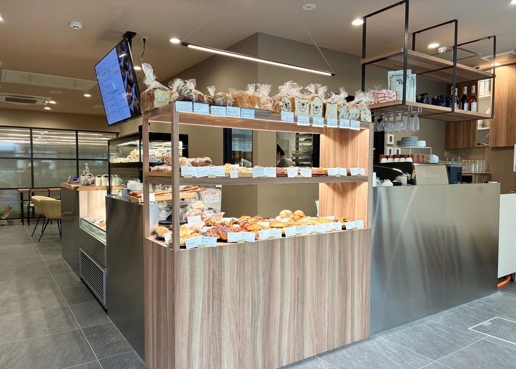 「TRASPARENTE la Chiara」豊富な種類のパンが並ぶ店内
