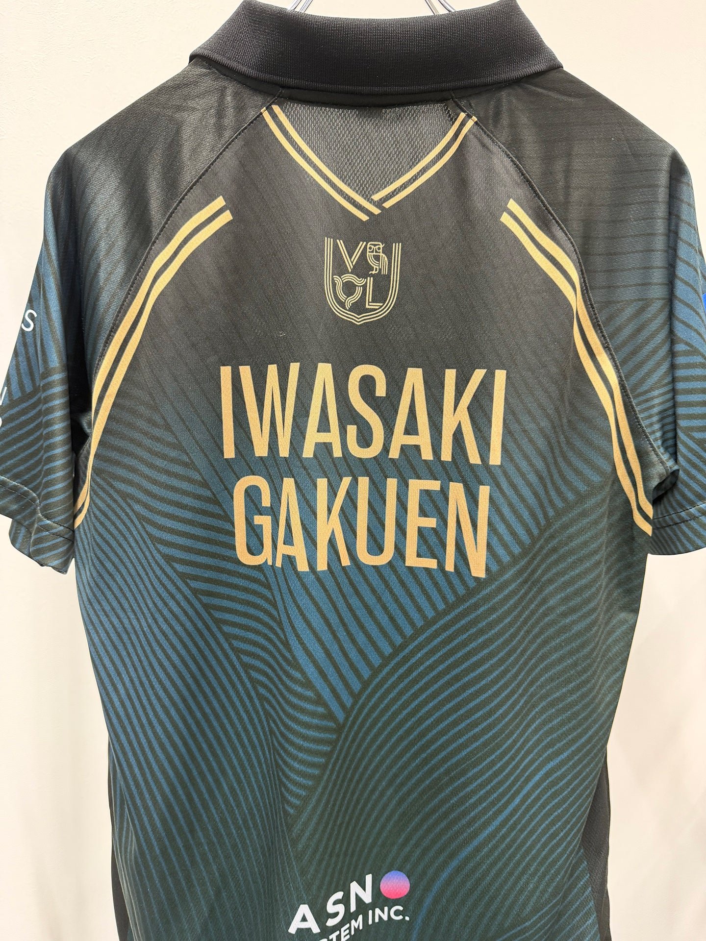 サイン入りユニフォームの背面（岩崎学園ロゴ入り）
