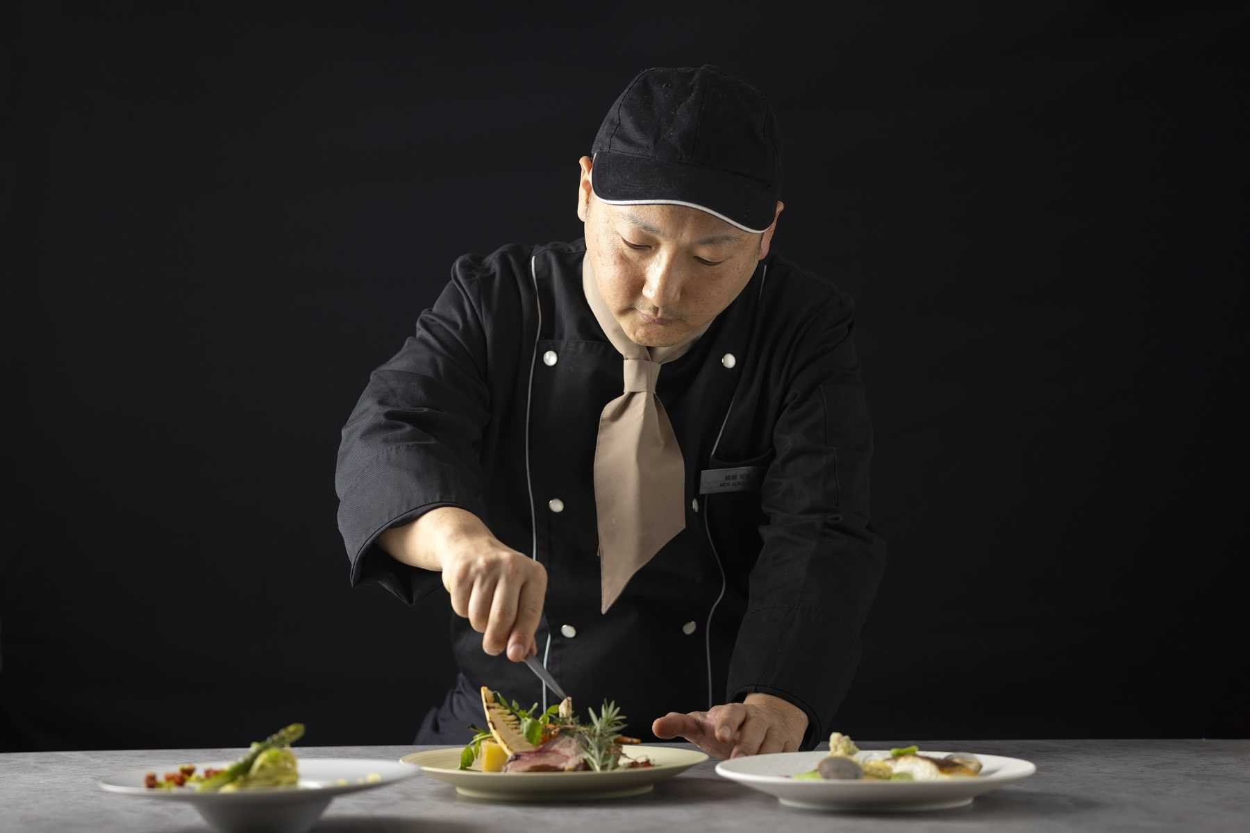 料理を仕上げるレストラン シェフ 小川 雄平さん