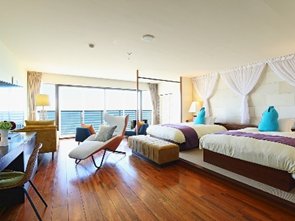 01｜月と海に癒やされる秋 THE ONJUKU terrace［御宿］ 月夜の海を楽しんだ後は、オーシャンビューの客室で梨のスパークリングワインと落花生を。