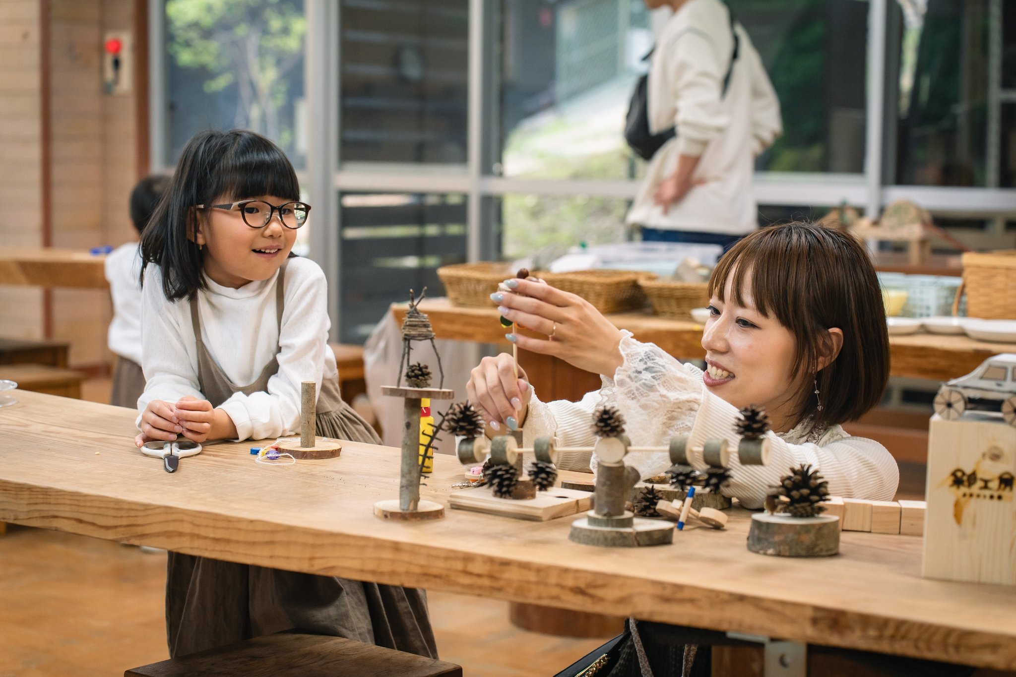 クラフト体験をする子ども