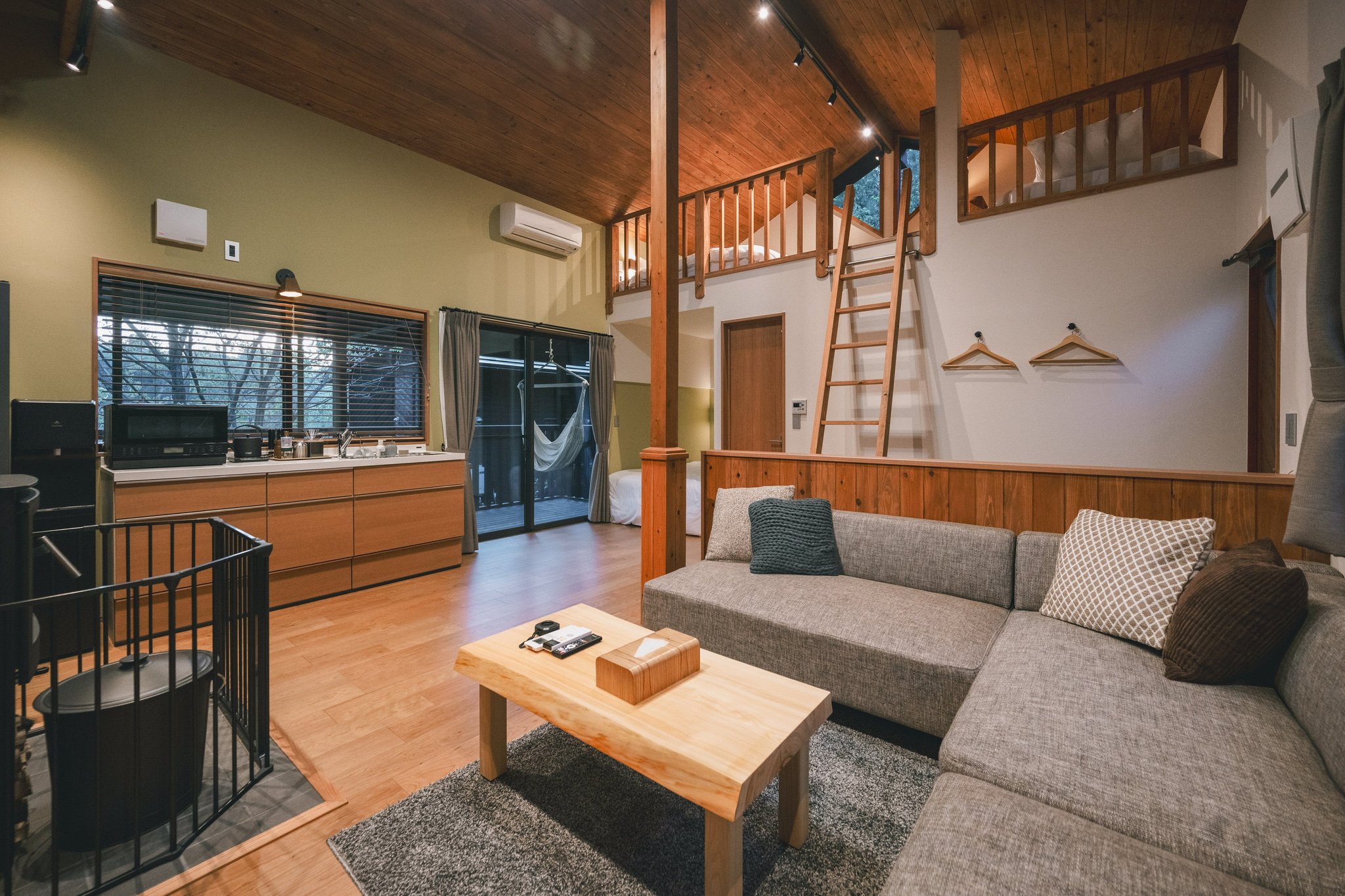 Glamping Cottageの吹き抜けリビング