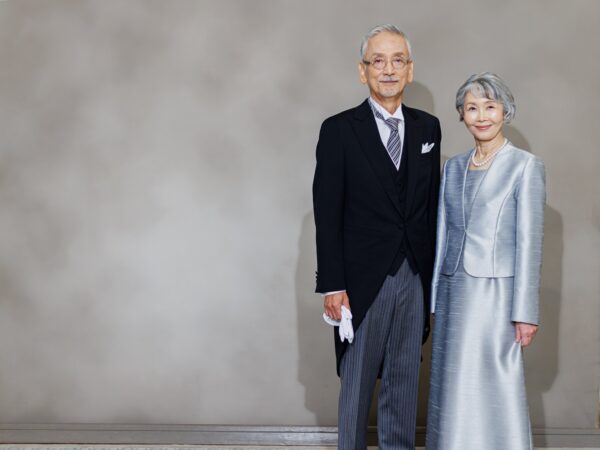 東京ソワールの「洋装正礼装」を着用した男女