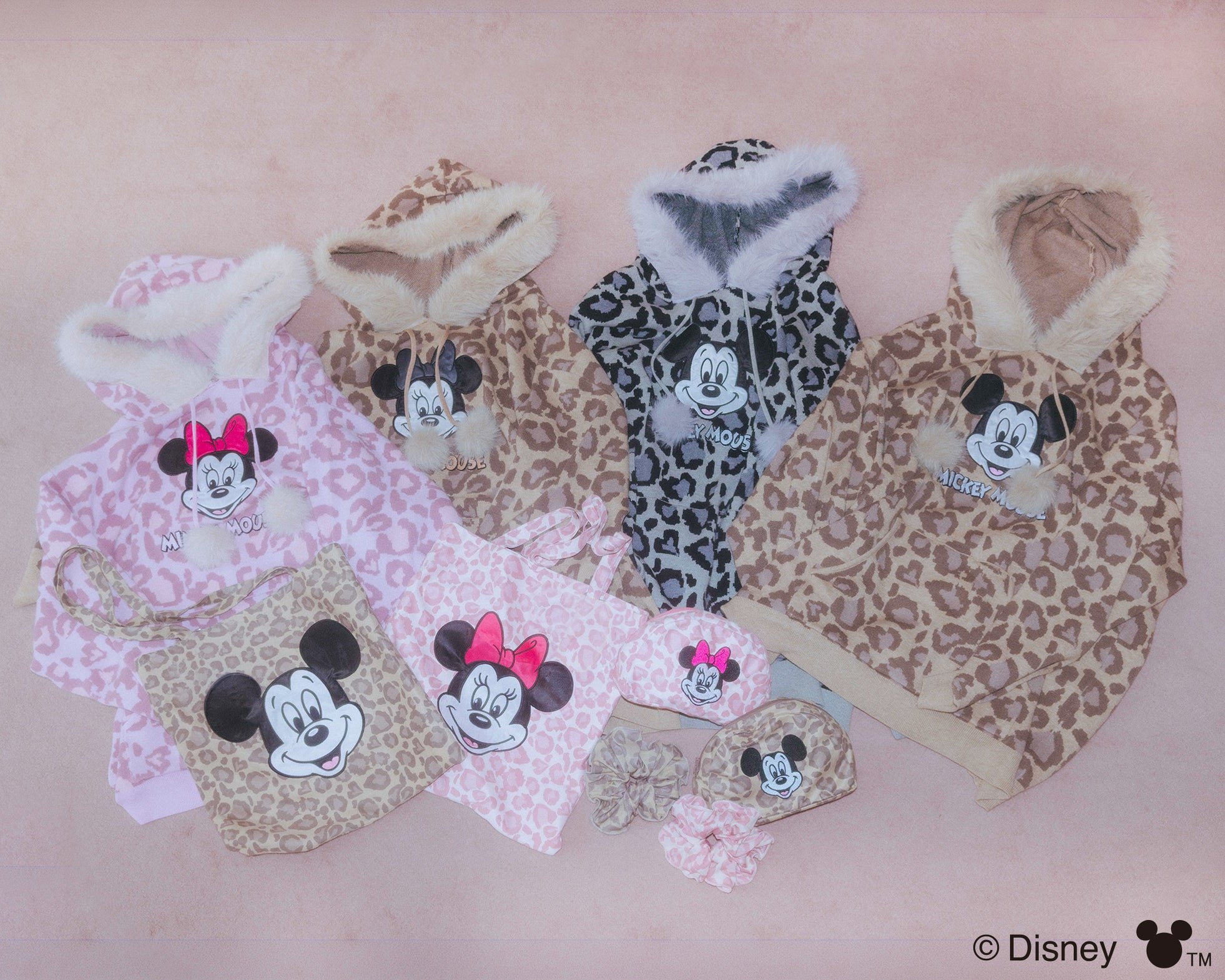 「Leopard Collection」のニットフーディーとトートバッグ