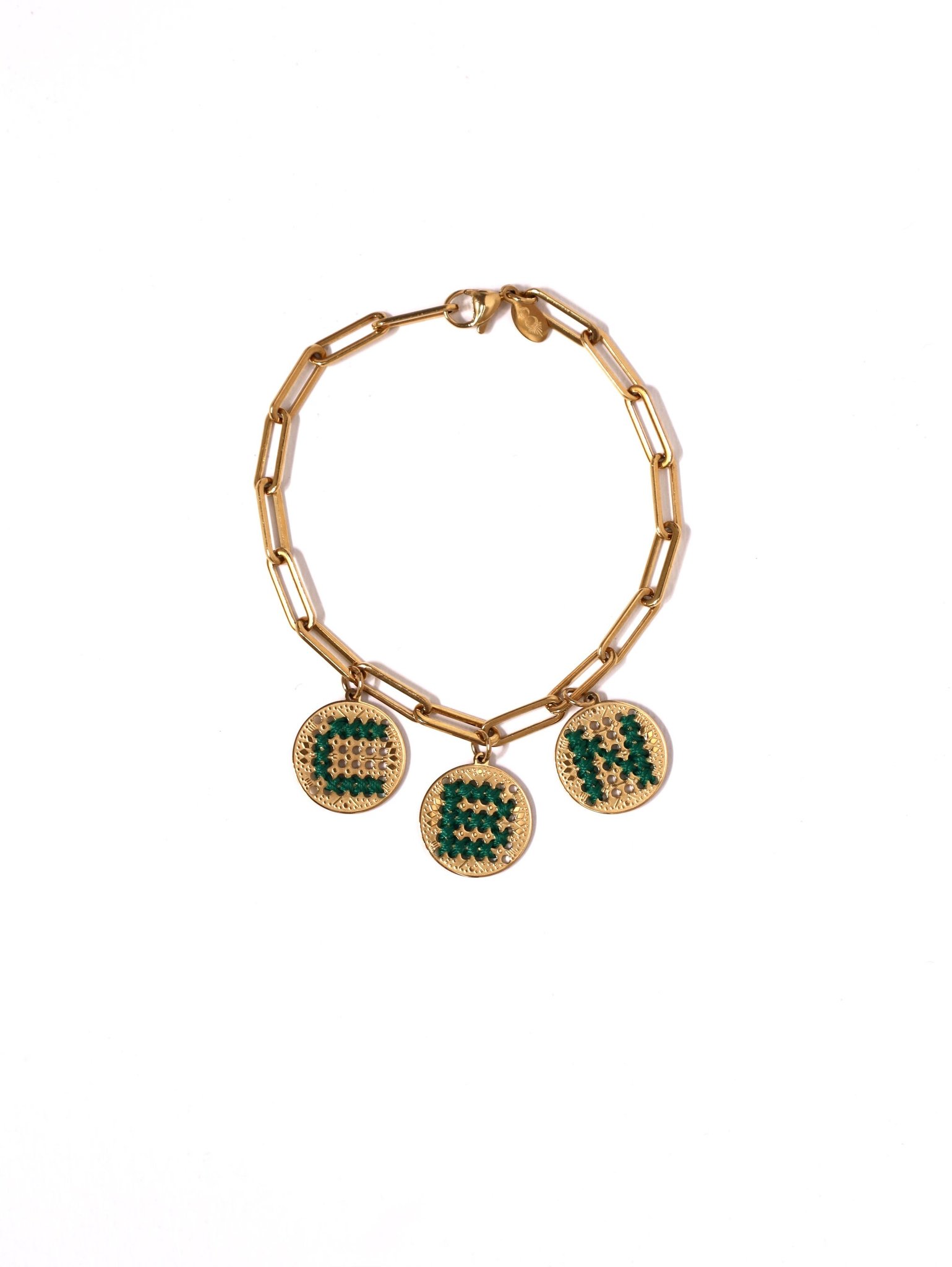 アルファベット刺繍のチャームを付けたチェーンブレスレット