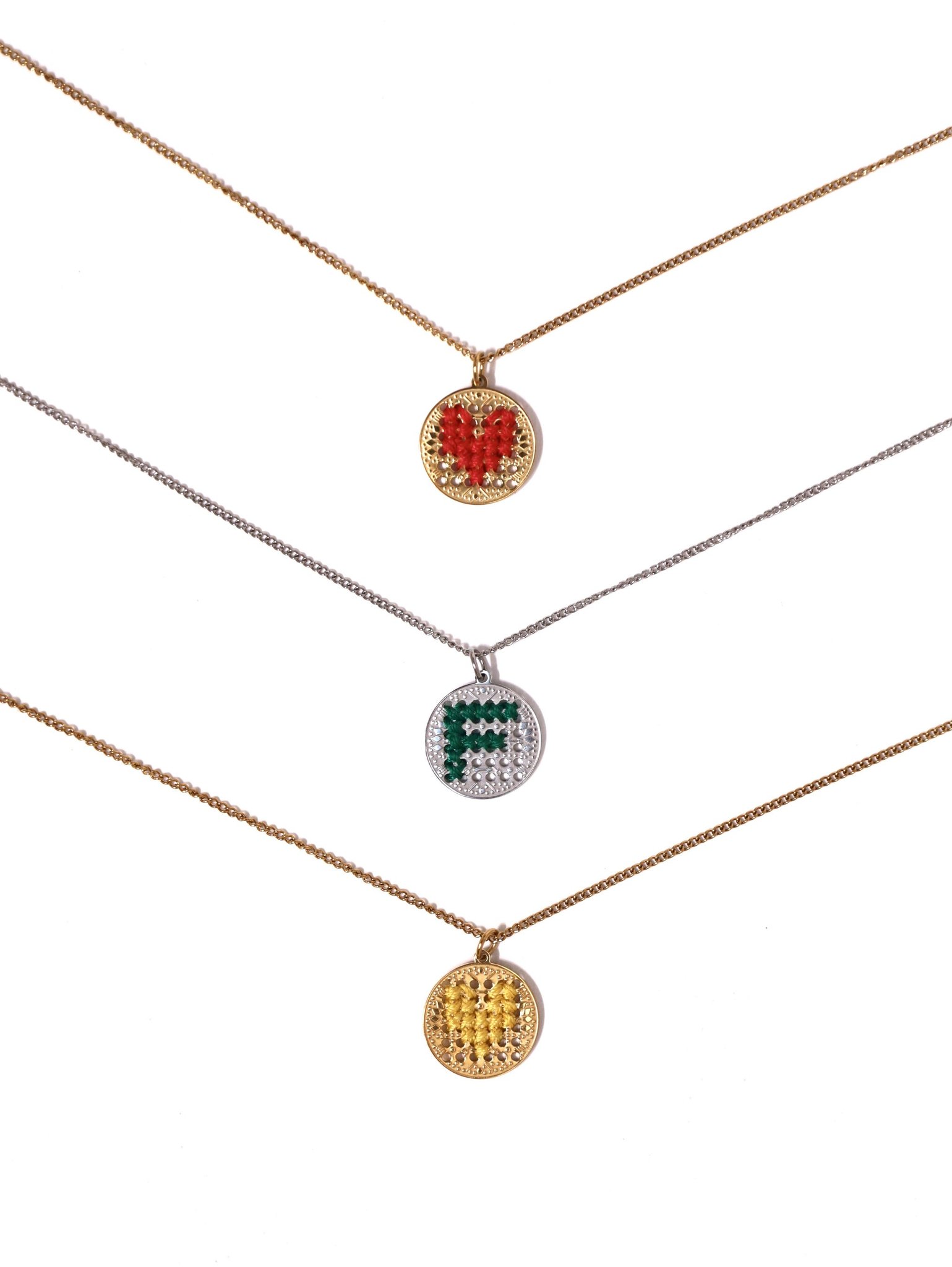 アルファベット刺繍のメダルネックレス