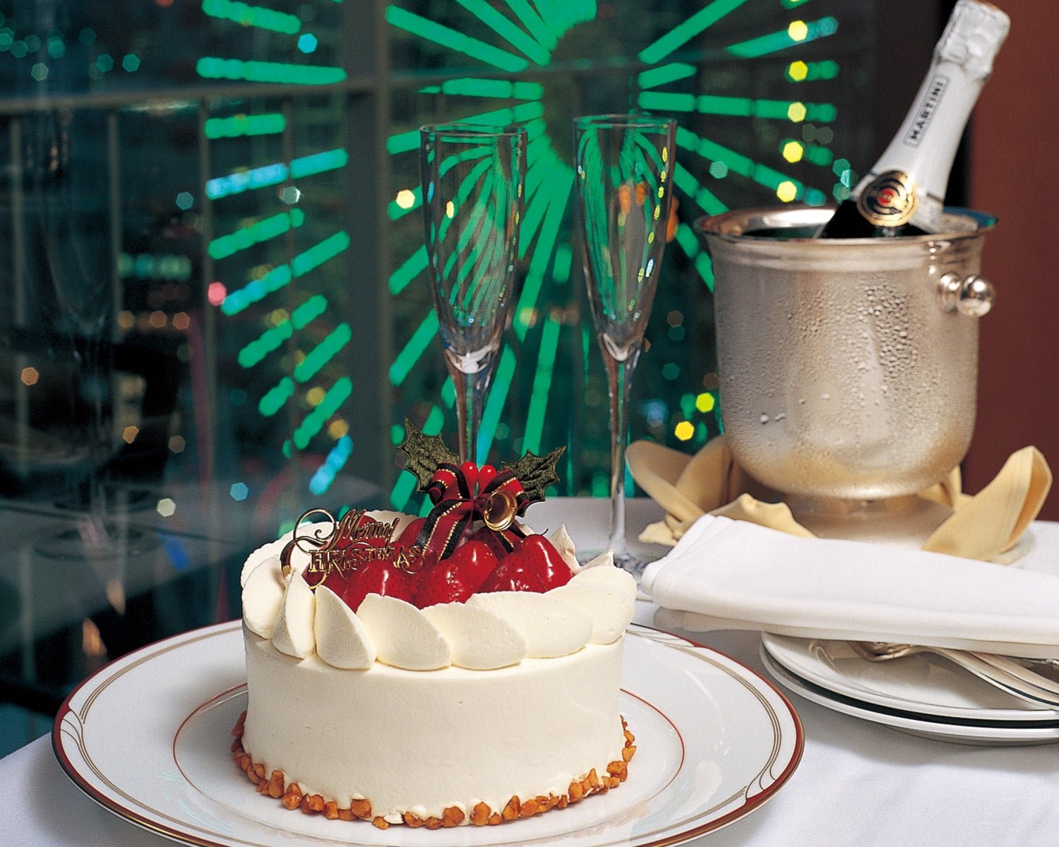 「Starlight Christmas Stay」のケーキとワイン
