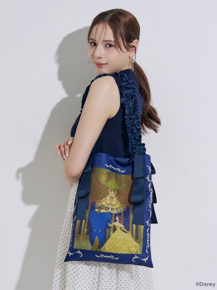サテンプリントトートバッグ（ブルー）の着用スタイル