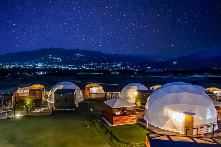 ドームの灯りと星空が広がる夜景