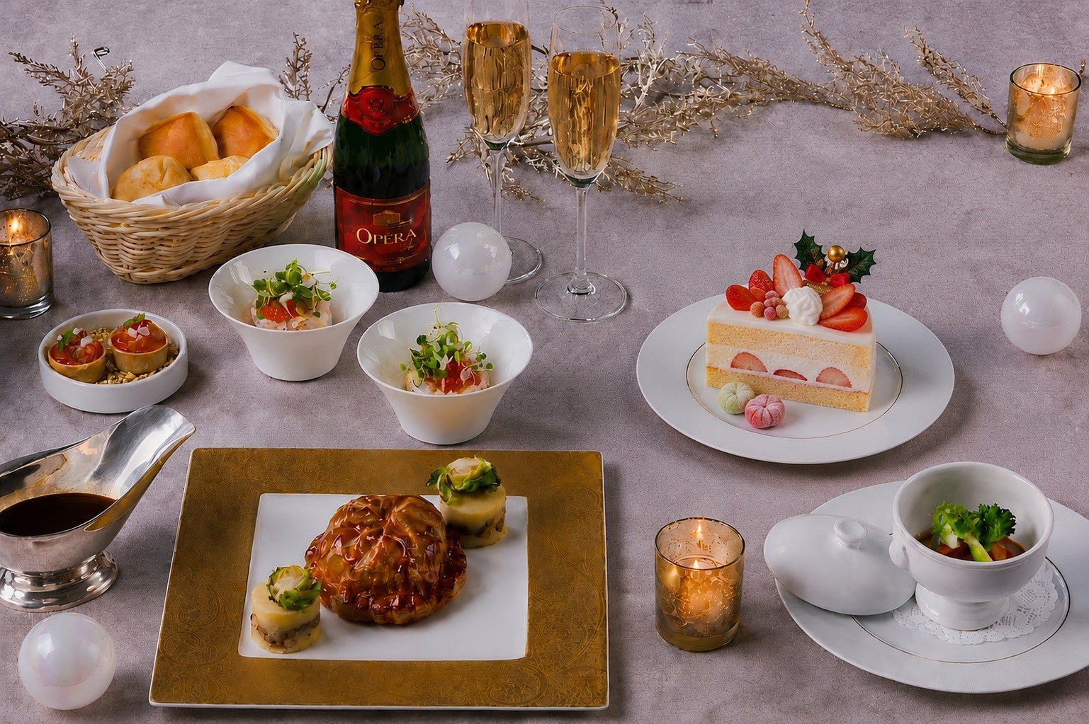 クリスマススペシャルディナーコースの肉料理や前菜、ケーキ