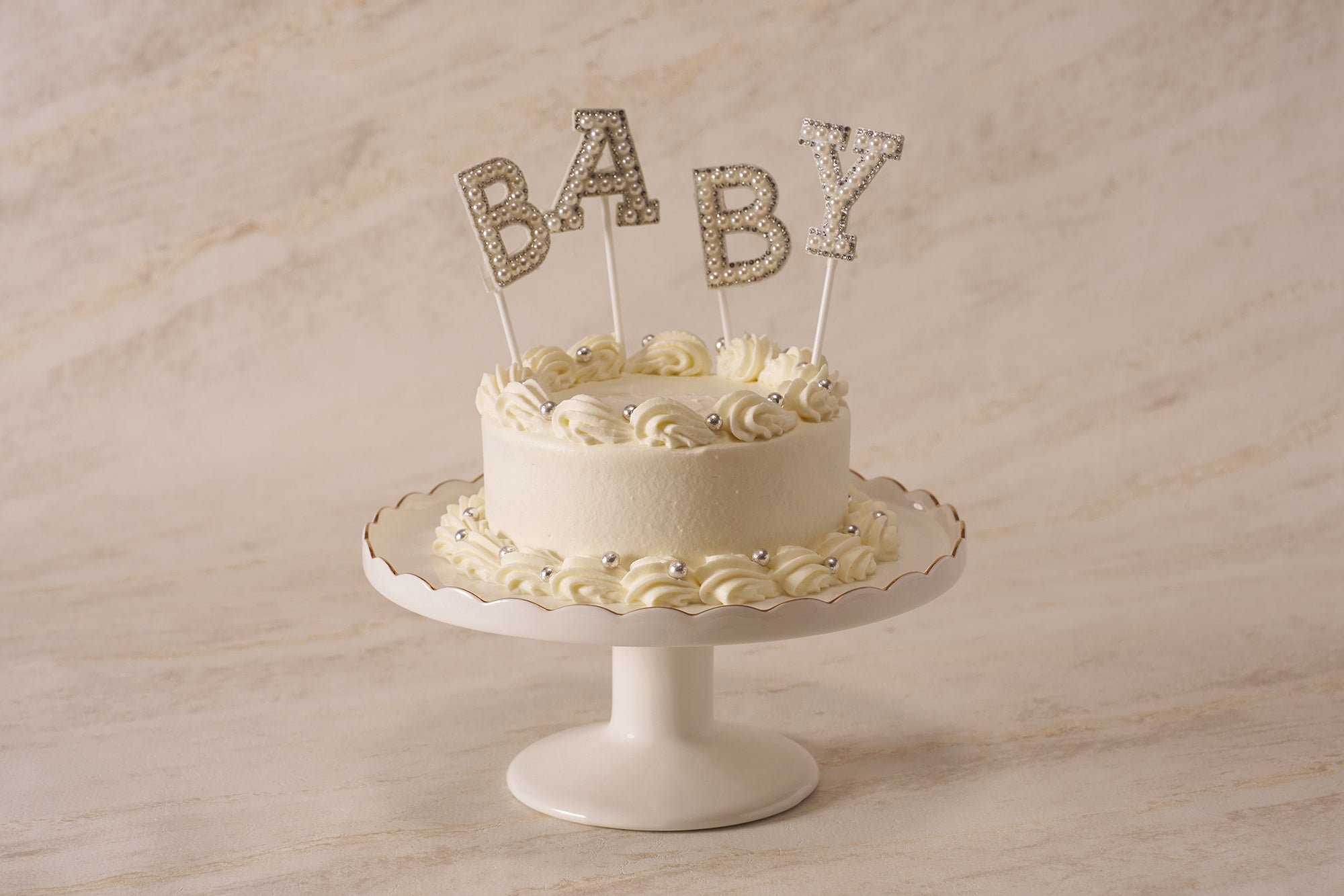 BABYピックが立つジェンダーリビールケーキ