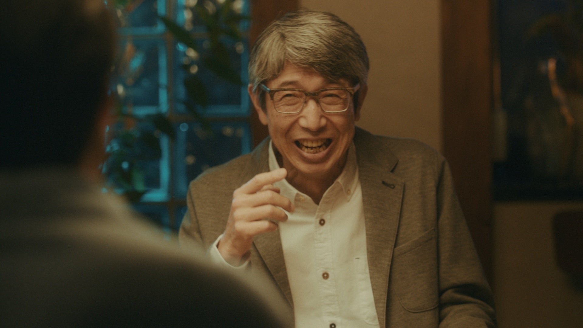 親子篇で笑顔を見せる年配の男性