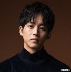黒タートルネックの松坂桃李さん