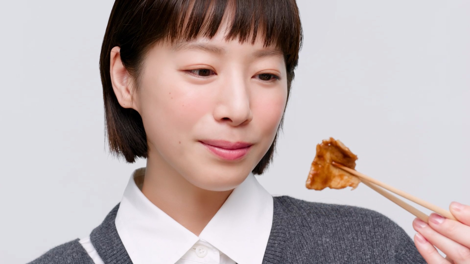 特製だれの三元豚ロースを味わう夏帆さん