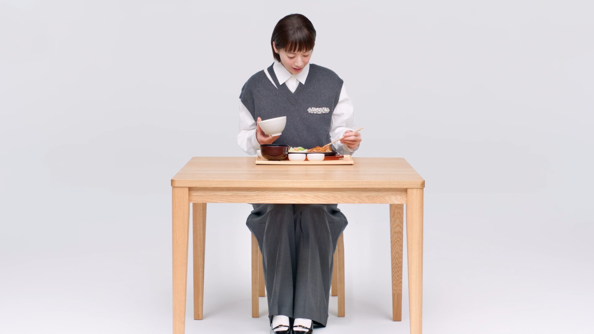 定食を味わう夏帆さん