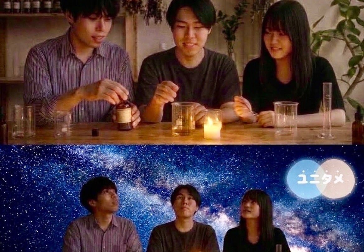 秋の暗闇でアロマ体験を紹介するメンバー
