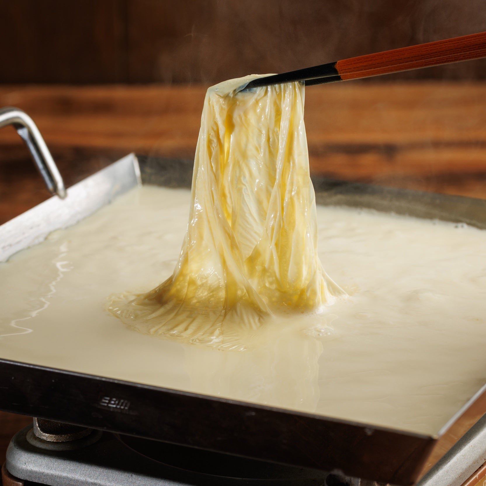 豆乳からすくい上げる出来たて湯葉
