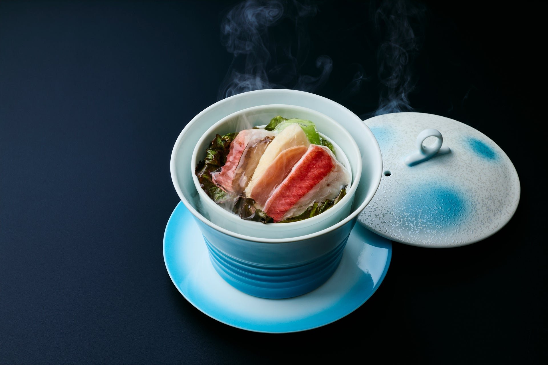 【婚礼料理 和洋中折衷コース「RURI（琉璃）」 概要】 / 漁港直送旬魚とハモンセラーノの重ね蒸し