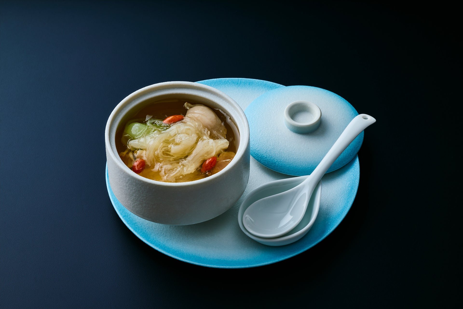 【婚礼料理 和洋中折衷コース「RURI（琉璃）」 概要】 / 高級乾物魚のひれと山海滋味じっくり壼蒸しスープ
