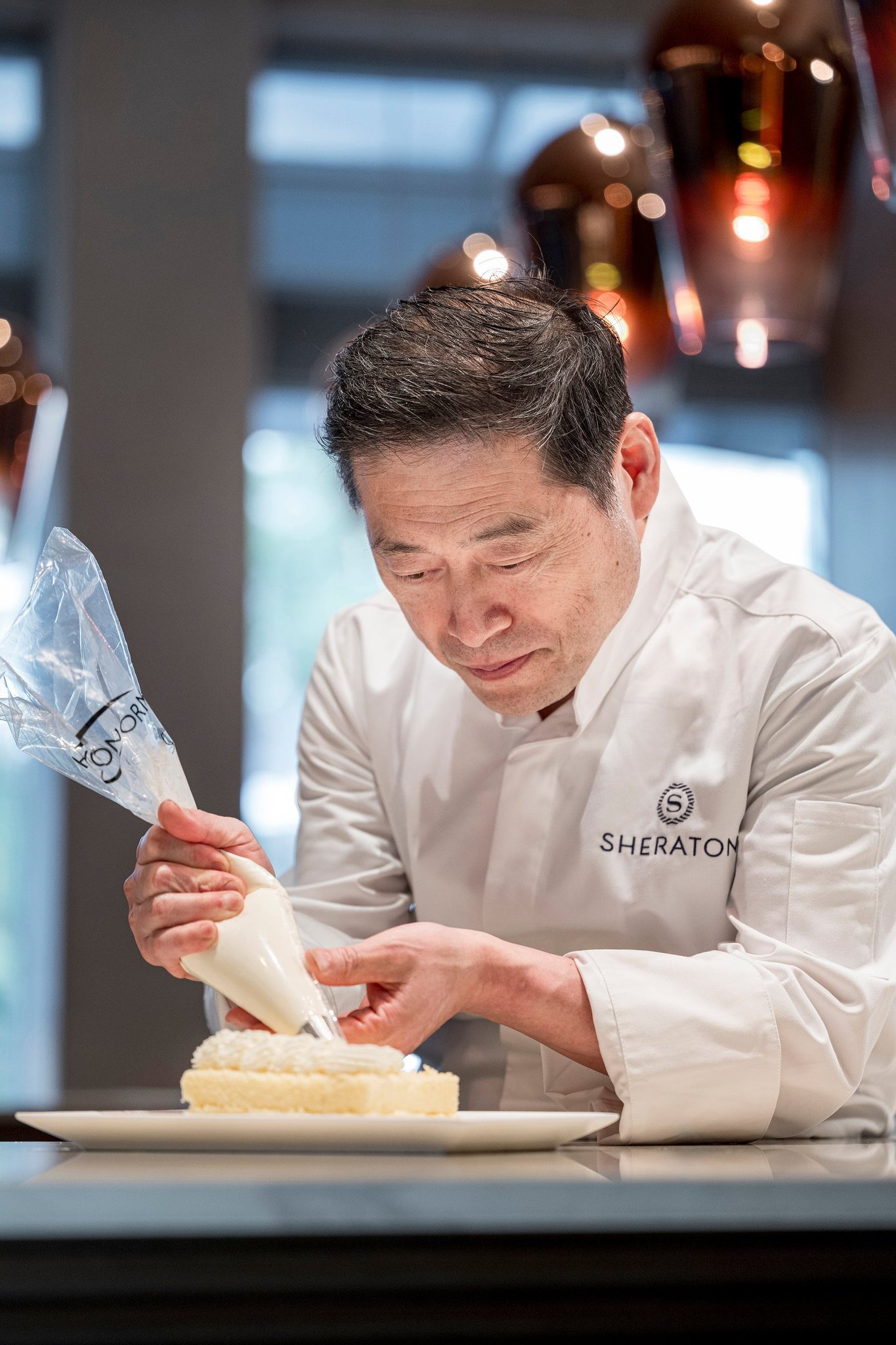 ペストリーシェフ佐藤浩一さんによるケーキ仕上げの様子
