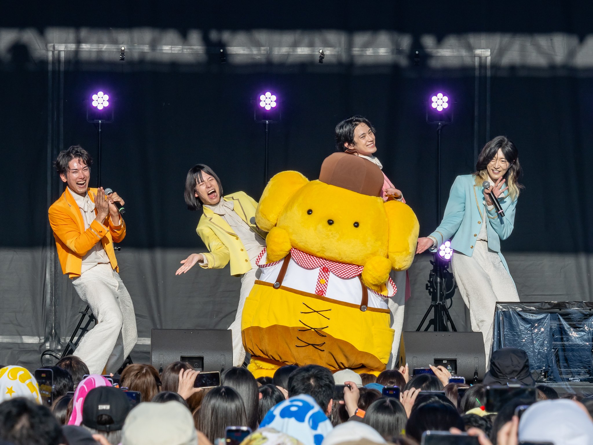 モナキと「ポムポムプリン」のダンス