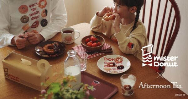 ドーナツ柄食器と親子コーデの食卓シーン