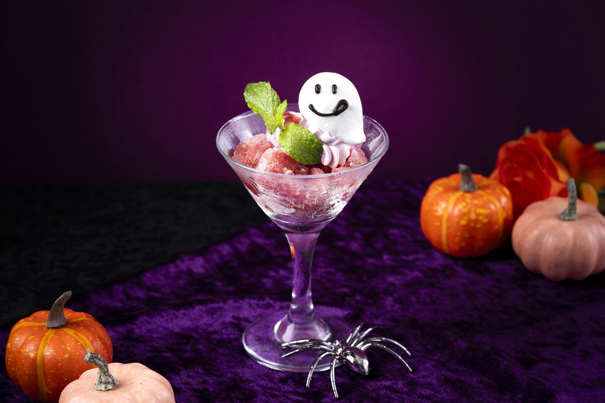 おばけメレンゲが飾られたハロウィンパフェ