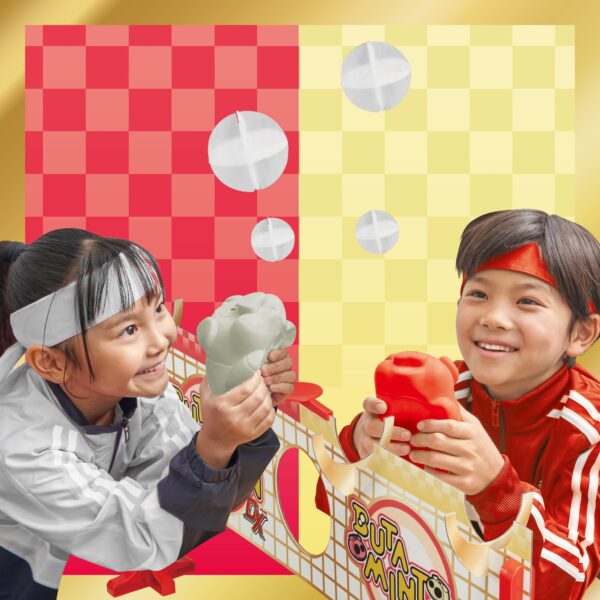 『ブタミントンDX 紅白ブタ合戦』で対戦する子どもたち
