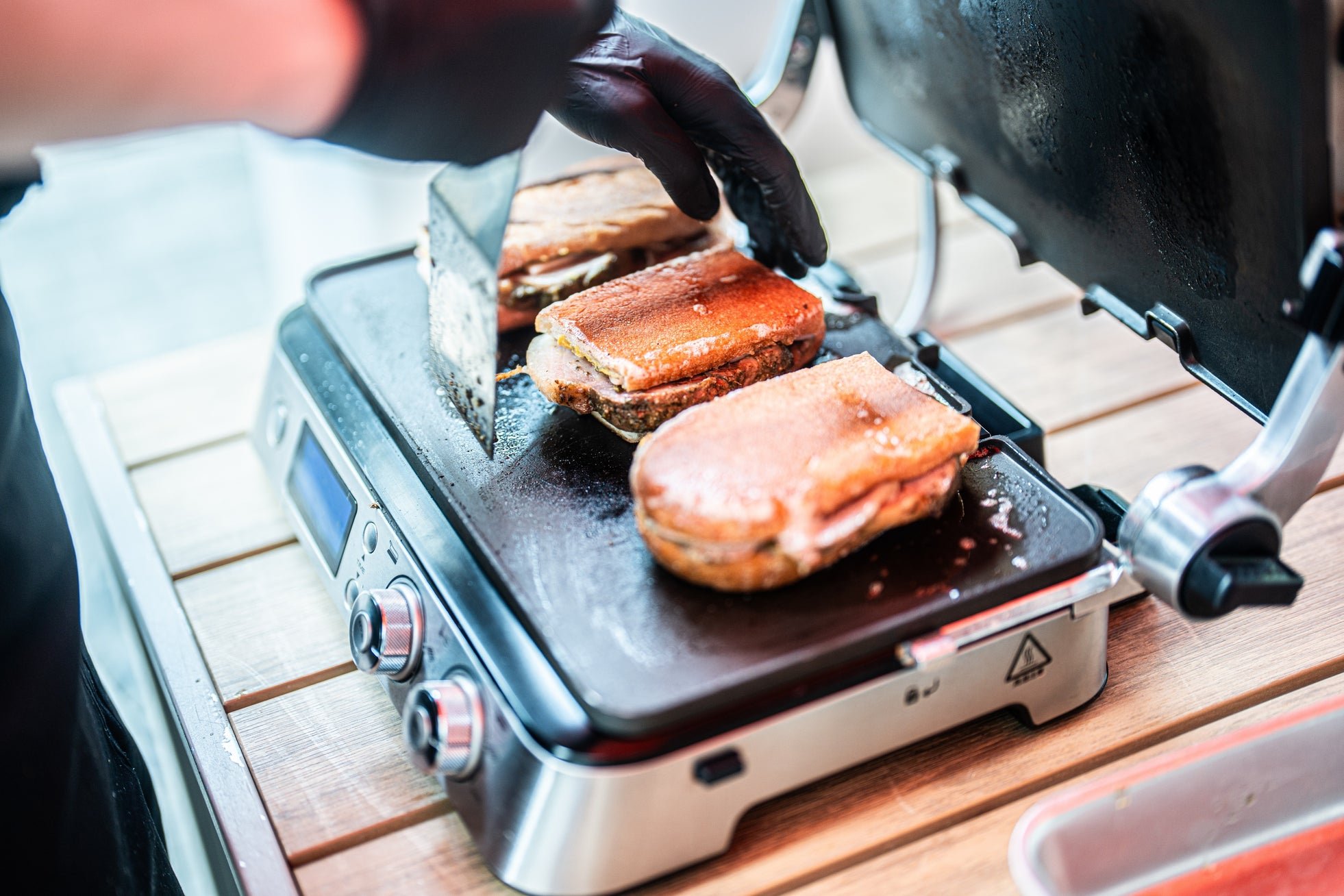 プレスグリルで焼き上げる「厨 七代目松五郎」のキューバサンド