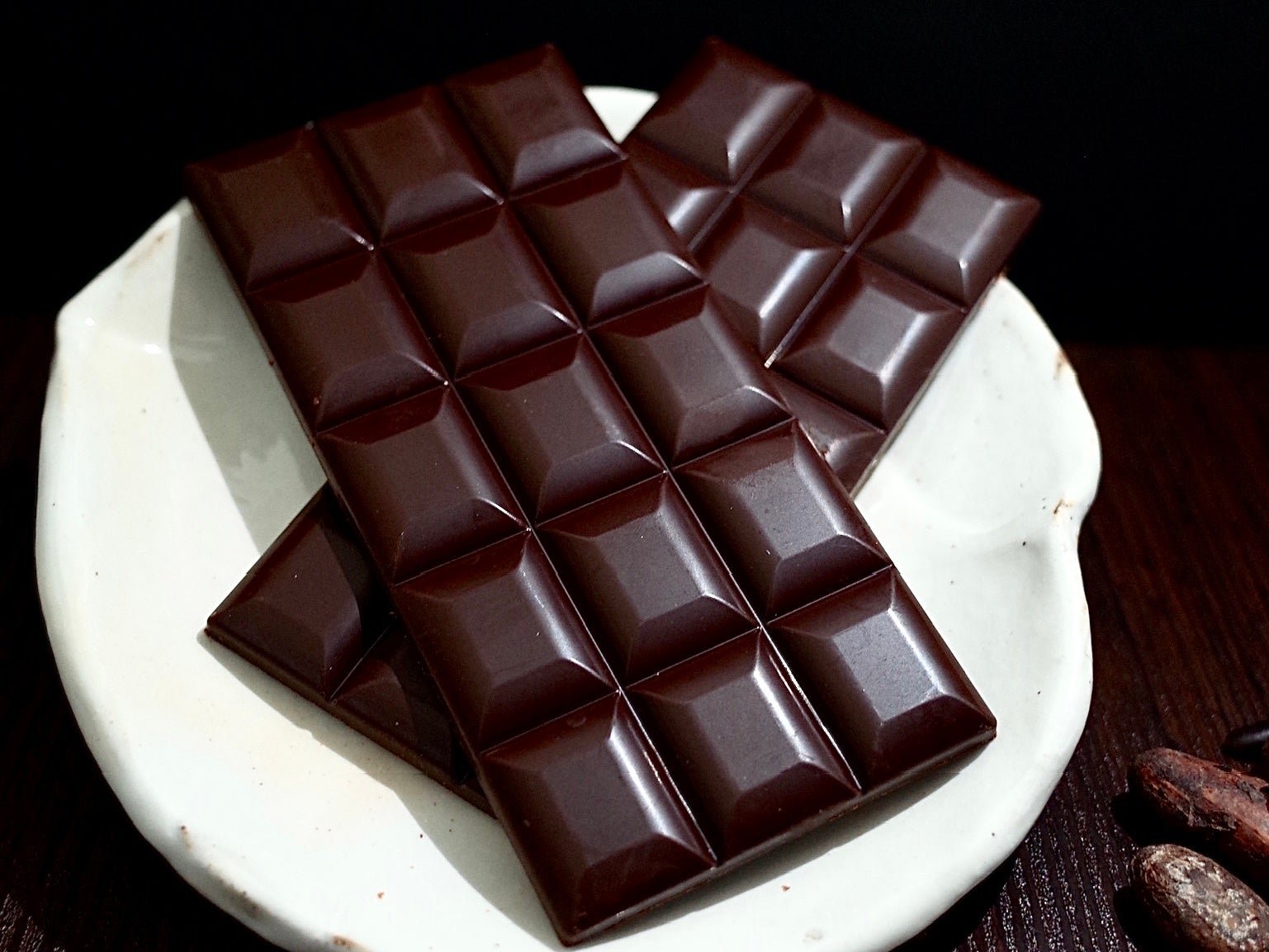 カカオ豆ときび砂糖のみで作ったBean to Bar チョコレートの板チョコ