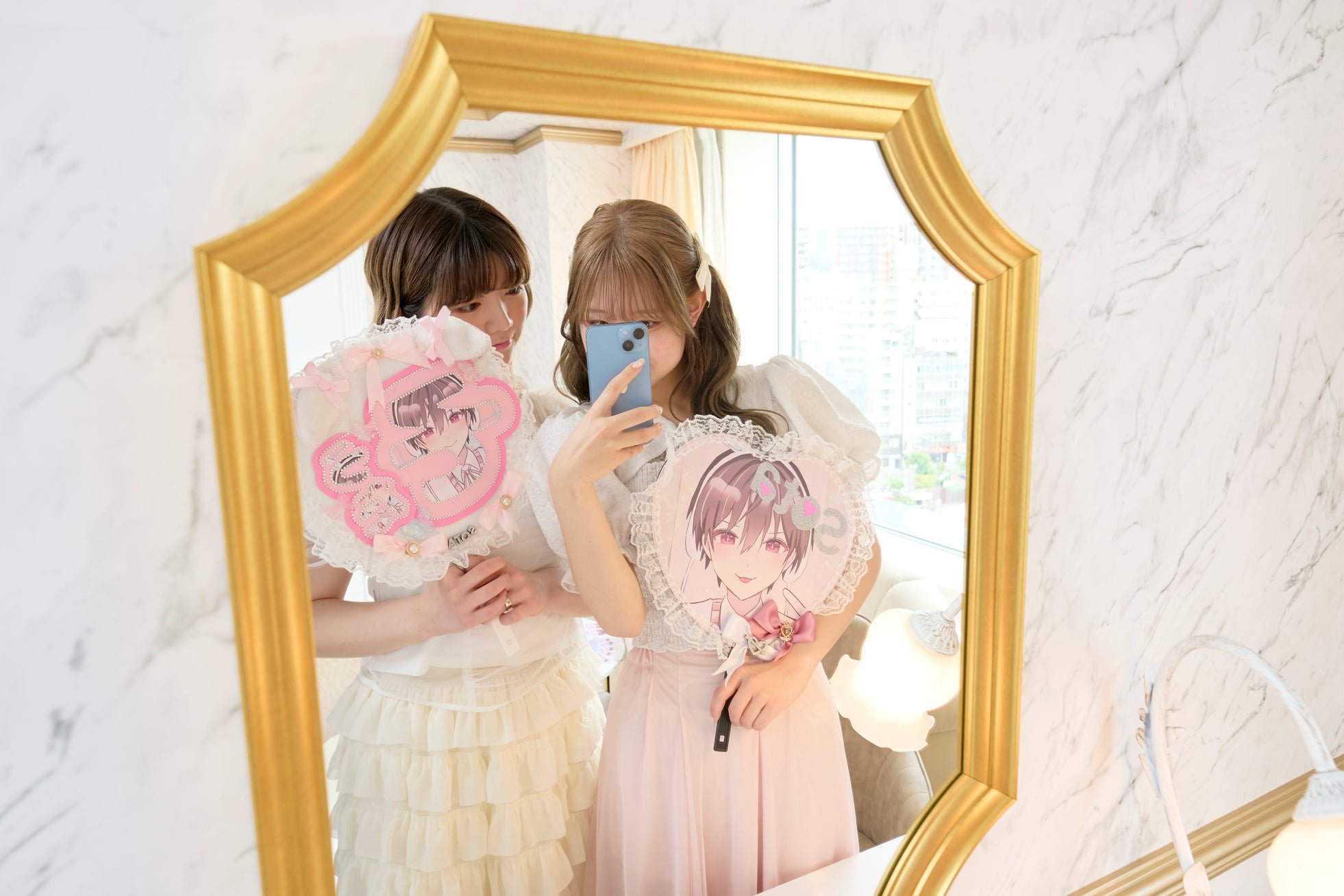 うちわ型ファンボードを持って撮影する様子